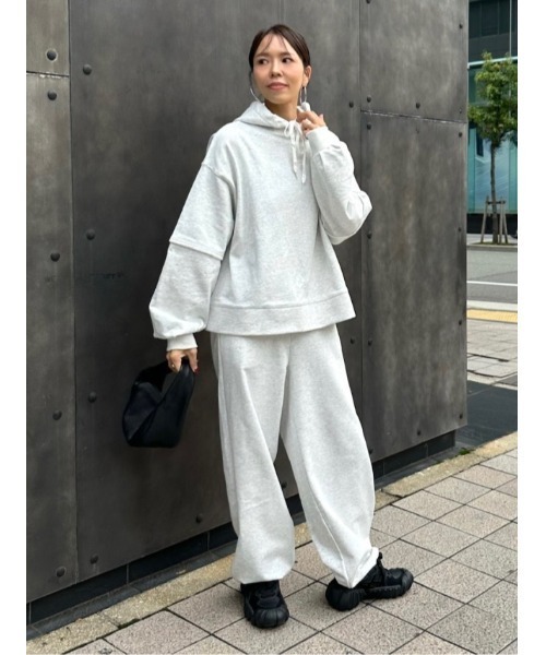 ulu(ウル)の「Arm switching sweat hoody(パーカー・レディース・グレー/ホワイト・FREE)」の2枚目の写真