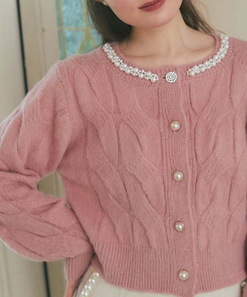 tocco closet(トッコ クローゼット)の「パール付きビジュー釦ケーブルニットカーディガン(ニット/セーター・レディース・ピンク/アイボリー/グレイッシュベージュ・M)」の3枚目の写真