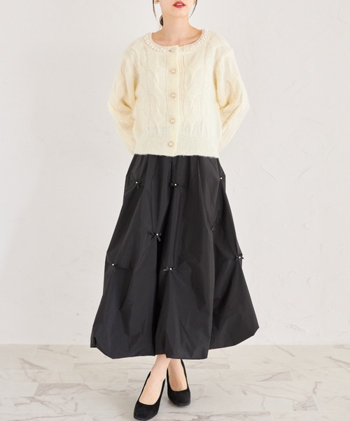 tocco closet(トッコ クローゼット)の「パール付きビジュー釦ケーブルニットカーディガン(ニット/セーター・レディース・ピンク/アイボリー/グレイッシュベージュ・M)」の4枚目の写真