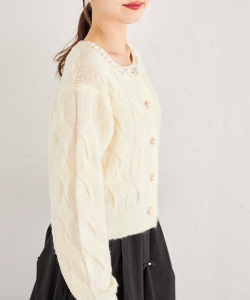 tocco closet(トッコ クローゼット)の「パール付きビジュー釦ケーブルニットカーディガン(ニット/セーター・レディース・ピンク/アイボリー/グレイッシュベージュ・M)」の6枚目の写真
