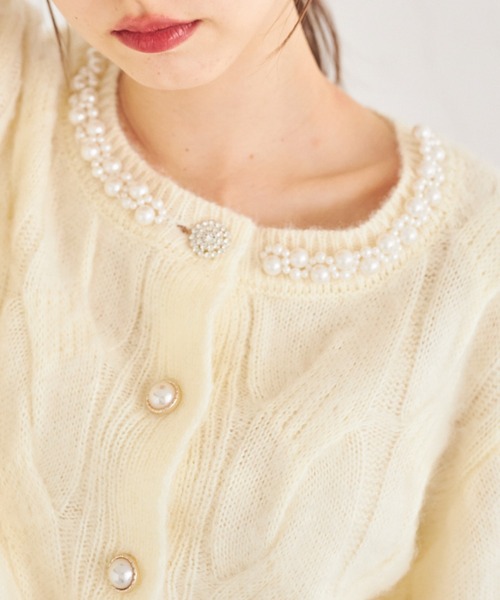 tocco closet(トッコ クローゼット)の「パール付きビジュー釦ケーブルニットカーディガン(ニット/セーター・レディース・ピンク/アイボリー/グレイッシュベージュ・M)」の7枚目の写真