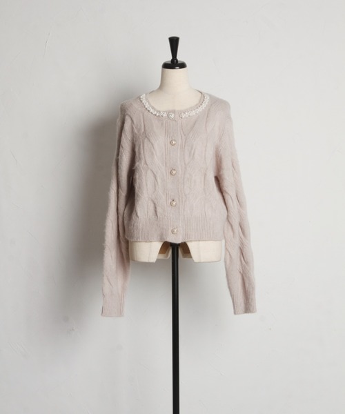 tocco closet(トッコ クローゼット)の「パール付きビジュー釦ケーブルニットカーディガン(ニット/セーター・レディース・ピンク/アイボリー/グレイッシュベージュ・M)」の17枚目の写真
