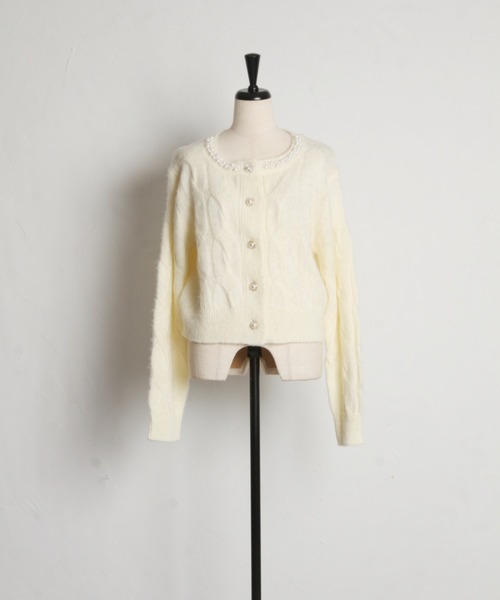 tocco closet(トッコ クローゼット)の「パール付きビジュー釦ケーブルニットカーディガン(ニット/セーター・レディース・ピンク/アイボリー/グレイッシュベージュ・M)」の18枚目の写真
