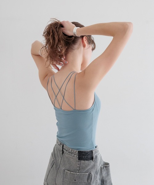 bijorie（ビジュリィ）の「【bijorie】カップ付きバッククロスキャミ／NEW BASIC 25SS（キャミソール・レディース・カーキ/ブラック/サックスブルー/オフホワイト・MEDIUM/LG/LARGE）」の4枚目の写真