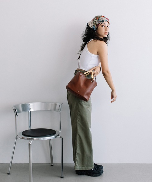 Beau're(ヴュレ)の「BEAURE ヴュレ カウレザー バンブー ハンドル バケット BAG(トートバッグ・レディース・ブラック/ブラウン/ベージュ・FREE)」の11枚目の写真
