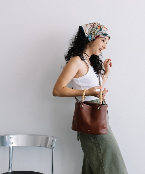 Beau're(ヴュレ)の「BEAURE ヴュレ カウレザー バンブー ハンドル バケット BAG(トートバッグ・レディース・ブラック/ブラウン/ベージュ・FREE)」の12枚目の写真