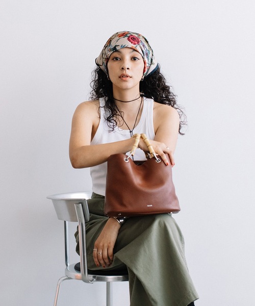 Beau're(ヴュレ)の「BEAURE ヴュレ カウレザー バンブー ハンドル バケット BAG(トートバッグ・レディース・ブラック/ブラウン/ベージュ・FREE)」の13枚目の写真