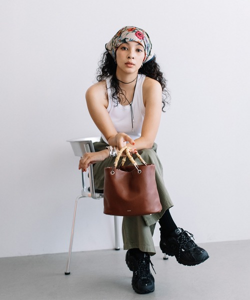 Beau're(ヴュレ)の「BEAURE ヴュレ カウレザー バンブー ハンドル バケット BAG(トートバッグ・レディース・ブラック/ブラウン/ベージュ・FREE)」の14枚目の写真