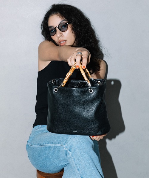 Beau're(ヴュレ)の「BEAURE ヴュレ カウレザー バンブー ハンドル バケット BAG(トートバッグ・レディース・ブラック/ブラウン/ベージュ・FREE)」の7枚目の写真