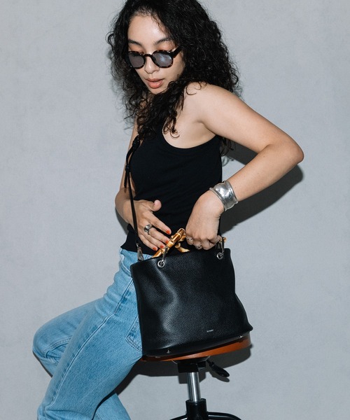 Beau're(ヴュレ)の「BEAURE ヴュレ カウレザー バンブー ハンドル バケット BAG(トートバッグ・レディース・ブラック/ブラウン/ベージュ・FREE)」の8枚目の写真