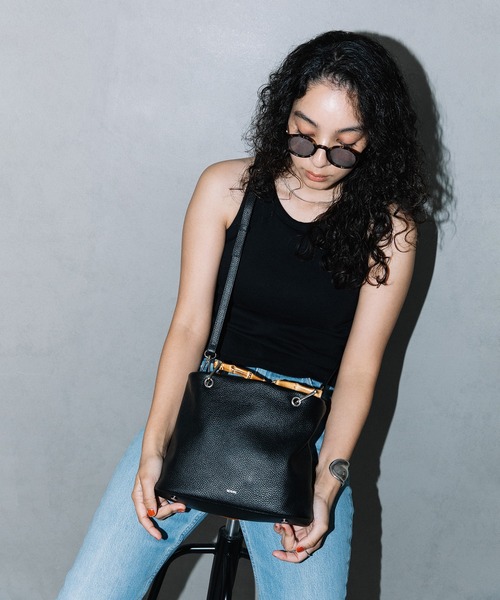 Beau're(ヴュレ)の「BEAURE ヴュレ カウレザー バンブー ハンドル バケット BAG(トートバッグ・レディース・ブラック/ブラウン/ベージュ・FREE)」の9枚目の写真