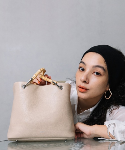 Beau're(ヴュレ)の「BEAURE ヴュレ カウレザー バンブー ハンドル バケット BAG(トートバッグ・レディース・ブラック/ブラウン/ベージュ・FREE)」の16枚目の写真