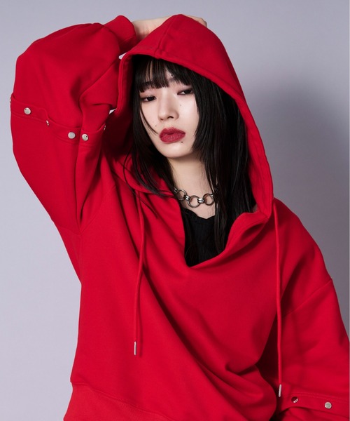 Ellno Loset(エルノロゼット)の「メタルボタンスキッパーボリュームフーディ(パーカー・メンズ・ブラック/レッド・LARGE/MEDIUM/SMALL)」の2枚目の写真