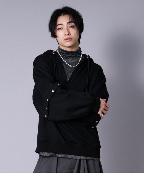 Ellno Loset(エルノロゼット)の「メタルボタンスキッパーボリュームフーディ(パーカー・メンズ・ブラック/レッド・LARGE/MEDIUM/SMALL)」の4枚目の写真