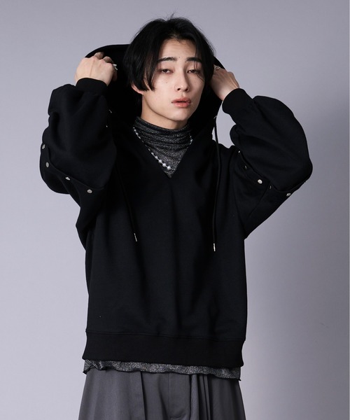 Ellno Loset(エルノロゼット)の「メタルボタンスキッパーボリュームフーディ(パーカー・メンズ・ブラック/レッド・LARGE/MEDIUM/SMALL)」の3枚目の写真