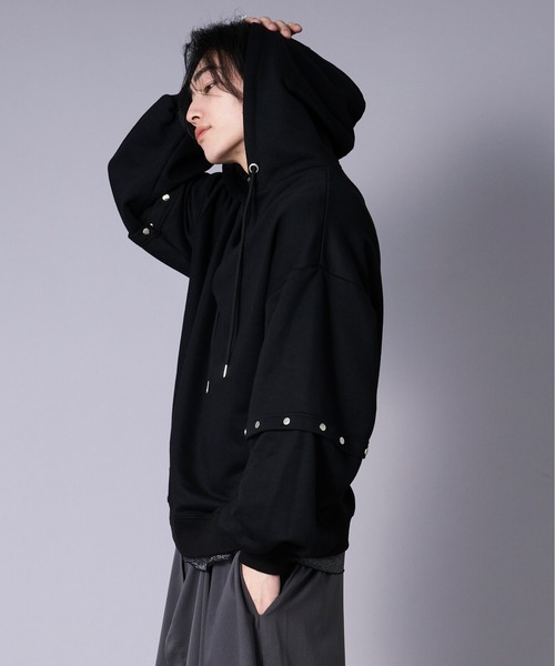 Ellno Loset(エルノロゼット)の「メタルボタンスキッパーボリュームフーディ(パーカー・メンズ・ブラック/レッド・LARGE/MEDIUM/SMALL)」の5枚目の写真