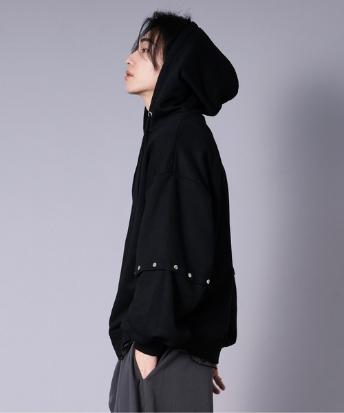 Ellno Loset(エルノロゼット)の「メタルボタンスキッパーボリュームフーディ(パーカー・メンズ・ブラック/レッド・LARGE/MEDIUM/SMALL)」の6枚目の写真