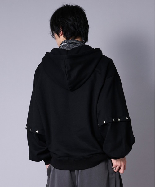 Ellno Loset(エルノロゼット)の「メタルボタンスキッパーボリュームフーディ(パーカー・メンズ・ブラック/レッド・LARGE/MEDIUM/SMALL)」の7枚目の写真