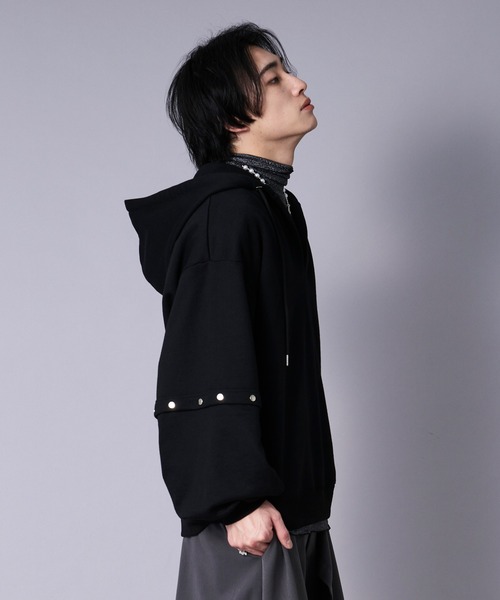 Ellno Loset(エルノロゼット)の「メタルボタンスキッパーボリュームフーディ(パーカー・メンズ・ブラック/レッド・LARGE/MEDIUM/SMALL)」の8枚目の写真
