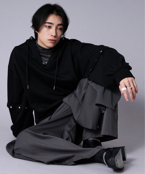 Ellno Loset(エルノロゼット)の「メタルボタンスキッパーボリュームフーディ(パーカー・メンズ・ブラック/レッド・LARGE/MEDIUM/SMALL)」の10枚目の写真