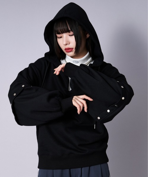 Ellno Loset(エルノロゼット)の「メタルボタンスキッパーボリュームフーディ(パーカー・メンズ・ブラック/レッド・LARGE/MEDIUM/SMALL)」の14枚目の写真