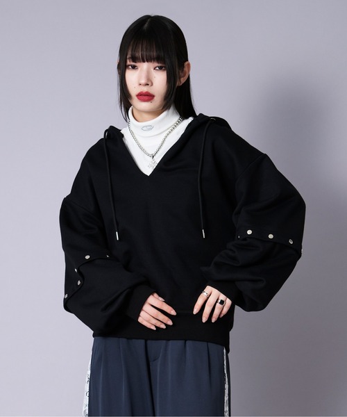 Ellno Loset(エルノロゼット)の「メタルボタンスキッパーボリュームフーディ(パーカー・メンズ・ブラック/レッド・LARGE/MEDIUM/SMALL)」の15枚目の写真