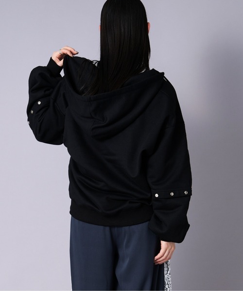 Ellno Loset(エルノロゼット)の「メタルボタンスキッパーボリュームフーディ(パーカー・メンズ・ブラック/レッド・LARGE/MEDIUM/SMALL)」の18枚目の写真