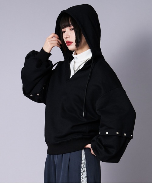 Ellno Loset(エルノロゼット)の「メタルボタンスキッパーボリュームフーディ(パーカー・メンズ・ブラック/レッド・LARGE/MEDIUM/SMALL)」の21枚目の写真