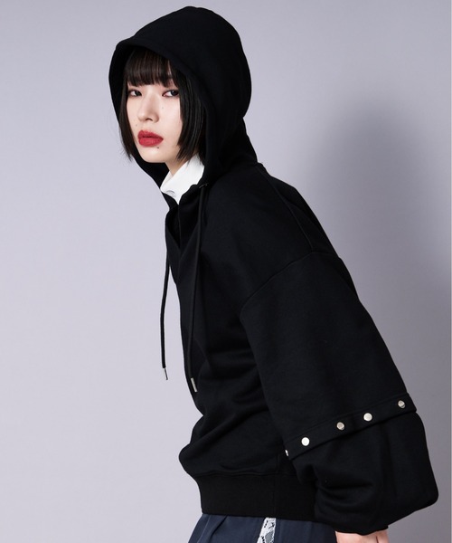 Ellno Loset(エルノロゼット)の「メタルボタンスキッパーボリュームフーディ(パーカー・メンズ・ブラック/レッド・LARGE/MEDIUM/SMALL)」の22枚目の写真
