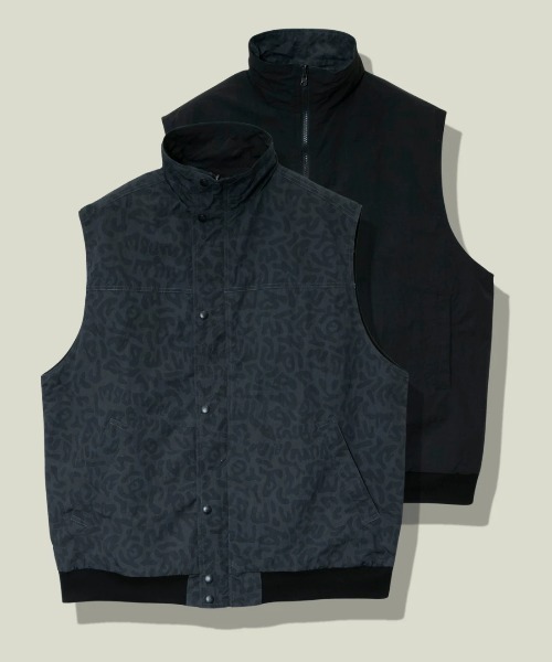 go slow caravan（ゴースローキャラバン）の「Mountain Mania/マウンテンマニア　ALLOVER PATTERN REVERSIBLE VEST（ベスト・メンズ・チャコールグレー/マスタード/その他1・LARGE/MEDIUM/X-LARGE）」の2枚目の写真