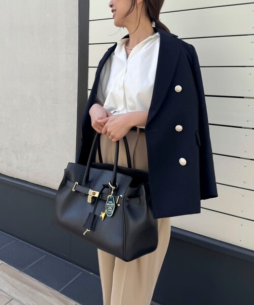 NOLLEY’S（ノーリーズ）の「ひねりベルトレザートートバッグ（トートバッグ・レディース・ブラック/グレイッシュベージュ・FREE）」の2枚目の写真