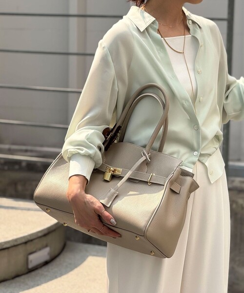 NOLLEY’S（ノーリーズ）の「ひねりベルトレザートートバッグ（トートバッグ・レディース・ブラック/グレイッシュベージュ・FREE）」の7枚目の写真