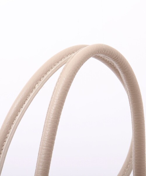 NOLLEY’S（ノーリーズ）の「ひねりベルトレザートートバッグ（トートバッグ・レディース・ブラック/グレイッシュベージュ・FREE）」の12枚目の写真