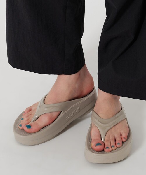 ＜OOFOS＞OOmegaサンダル