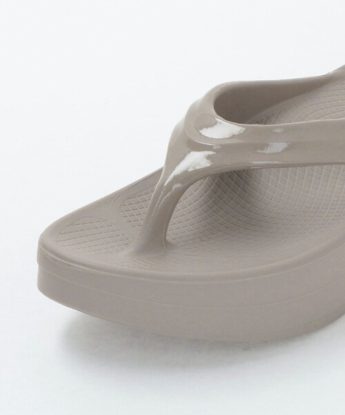 OOFOS(ウーフォス)の「<OOFOS>OOmega サンダル(サンダル・レディース・ブラック/ベージュ/ピンク・8/7/6)」の5枚目の写真