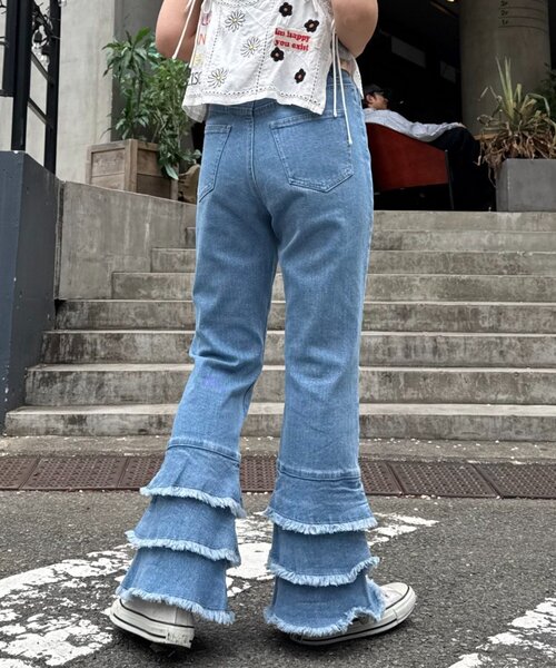 HELLO.SANFRANCISCO（ハローサンフランシスコ）の「【HELLO.SANFRANCISCO】裾フリルフレアデニム（デニムパンツ・レディース・サックスブルー・SMALL/MEDIUM/X-SMALL）」の4枚目の写真