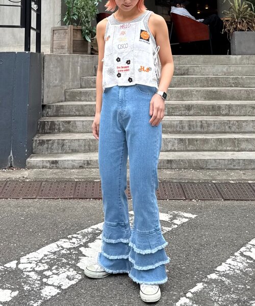 HELLO.SANFRANCISCO（ハローサンフランシスコ）の「【HELLO.SANFRANCISCO】裾フリルフレアデニム（デニムパンツ・レディース・サックスブルー・SMALL/MEDIUM/X-SMALL）」の7枚目の写真
