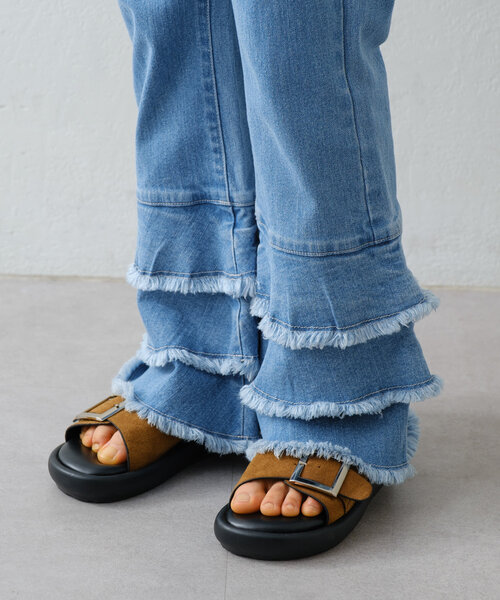 HELLO.SANFRANCISCO（ハローサンフランシスコ）の「【HELLO.SANFRANCISCO】裾フリルフレアデニム（デニムパンツ・レディース・サックスブルー・SMALL/MEDIUM/X-SMALL）」の20枚目の写真