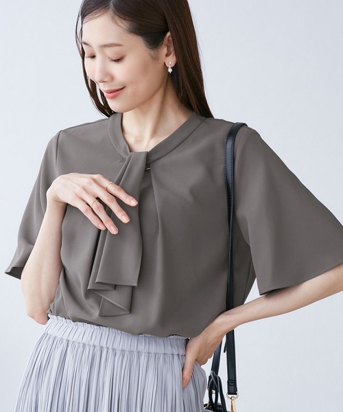 ROPE' PICNIC(ロペピクニック)の「メタルパーツフロントフリルタイハーフスリーブブラウス(シャツ/ブラウス・レディース・ホワイト/サックスブルー/チャコールグレー/ライトグリーン・38/36)」の2枚目の写真