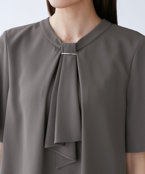 セール】メタルパーツフロントフリルタイブラウス/通勤対応（シャツ