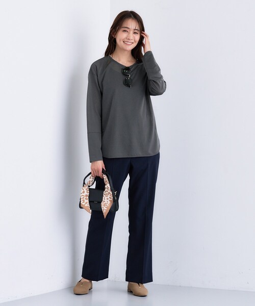 INDIVI(インディヴィ)の「ストレッチシアーロングTシャツ(Tシャツ/カットソー・レディース・ホワイト/ブラック/パープル/ダークグレー・34/15 /13/38/05)」の6枚目の写真