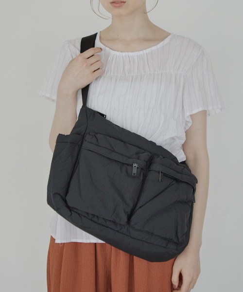 Crisp（クリスプ）の「2ポケットパフショルダーバッグ（ショルダーバッグ・レディース・ブラック/アイボリー・FREE）」の2枚目の写真