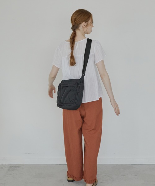 Crisp（クリスプ）の「2ポケットパフショルダーバッグ（ショルダーバッグ・レディース・ブラック/アイボリー・FREE）」の4枚目の写真
