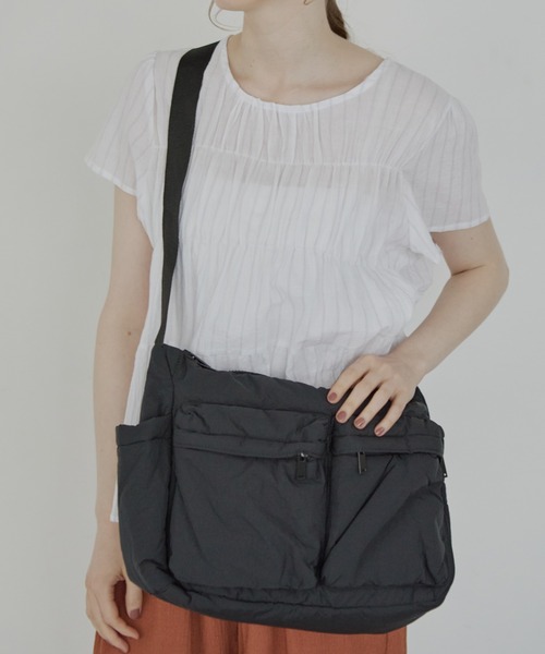 Crisp（クリスプ）の「2ポケットパフショルダーバッグ（ショルダーバッグ・レディース・ブラック/アイボリー・FREE）」の5枚目の写真