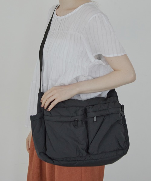 Crisp（クリスプ）の「2ポケットパフショルダーバッグ（ショルダーバッグ・レディース・ブラック/アイボリー・FREE）」の6枚目の写真