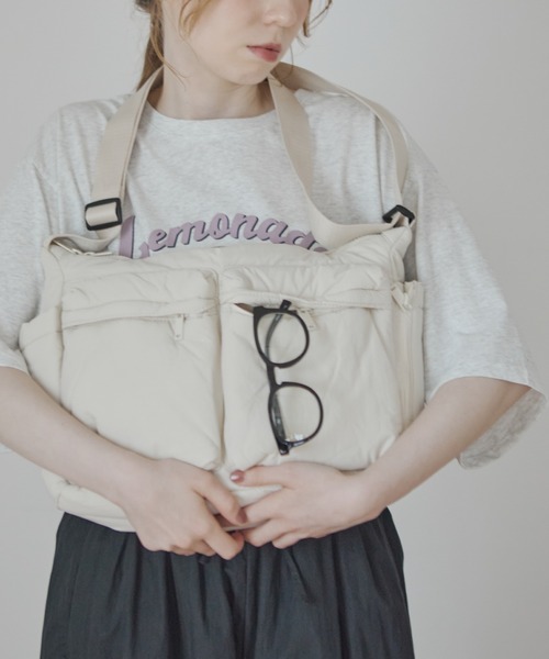 Crisp（クリスプ）の「2ポケットパフショルダーバッグ（ショルダーバッグ・レディース・ブラック/アイボリー・FREE）」の7枚目の写真