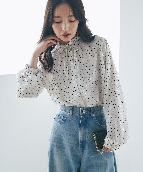 La boutique BonBon(ラブティックボンボン)の「【お上品映え】ドットプリントフリル衿ブラウス(シャツ/ブラウス・レディース・オフホワイト/ネイビー・FREE)」の2枚目の写真