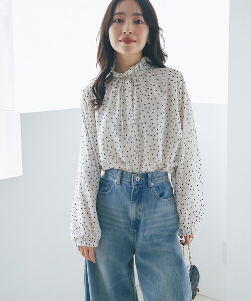 La boutique BonBon(ラブティックボンボン)の「【お上品映え】ドットプリントフリル衿ブラウス(シャツ/ブラウス・レディース・オフホワイト/ネイビー・FREE)」の3枚目の写真