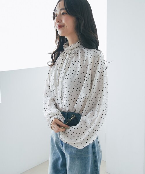 La boutique BonBon(ラブティックボンボン)の「【お上品映え】ドットプリントフリル衿ブラウス(シャツ/ブラウス・レディース・オフホワイト/ネイビー・FREE)」の4枚目の写真