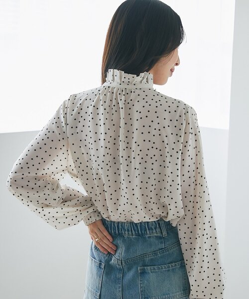 La boutique BonBon(ラブティックボンボン)の「【お上品映え】ドットプリントフリル衿ブラウス(シャツ/ブラウス・レディース・オフホワイト/ネイビー・FREE)」の5枚目の写真